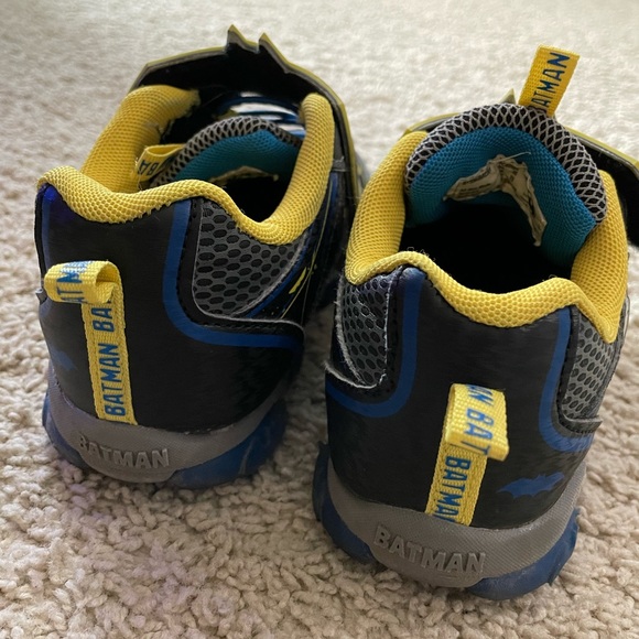 DC Comics Batman Kids Light Up Sneakers - Picture 4 of 9
